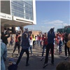 Зумба возле БКЗ: в Красноярске отметили День танца (видео)
