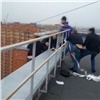 Ремонтники связали и ограбили красноярскую пенсионерку, а затем пытались сбежать через крышу (видео)
