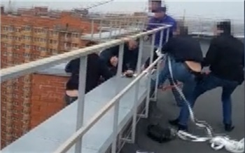 Ремонтники связали и ограбили красноярскую пенсионерку, а затем пытались сбежать через крышу