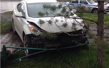 В Красноярске пьяный без прав разбил две машины, снес забор и знак