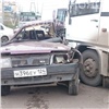 В Красноярске водитель ВАЗ при обгоне по встречке попал под автобус и погиб, еще 3 человека пострадали