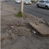 В Красноярске дыру в асфальте на тротуаре «отремонтировали» диваном