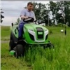 Мэр Красноярска покосил траву на новой газонокосилке (видео)