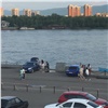 Съезд на набережную в центре Красноярска закрыли бетонными блоками: автомобилисты нашли лазейку (видео)