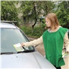 В Красноярске с любителями парковки на газоне начали бороться волонтеры