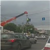«Безопасность? Не слышал»: дорожник с риском для жизни менял знаки в центре Красноярска (видео)