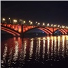 «Он летит»: на Коммунальном мосту включили подсветку (видео)