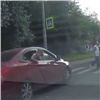 По пояс высунулась из окна: красноярцы продолжают опасно катать детей на авто (видео)