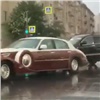 В центре Красноярска кроссовер врезался в редкий для России автомобиль (видео)