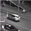 Дедушка-нарушитель выбежал на оживленный проспект и попал под колёса автоледи (видео)