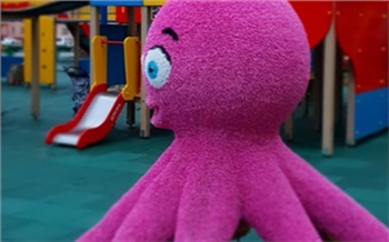 На детской площадке в Норильске соорудили огромного фиолетового осьминога. Местные жители в восторге