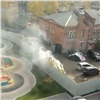 «Ребята решили сжечь мусор»: красноярцы возмутились возгоранием возле пожарной части (видео)