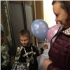 В Красноярске соседи всем домом поздравили с днем рождения мальчика без мамы