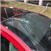 Упавший кусок плитки с дома в районе красноярской БСМП повредил машины и окна
