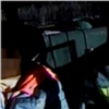 В Уяре пьяная автоледи с тремя детьми в машине въехала в бензоколонку и пыталась сбежать (видео)