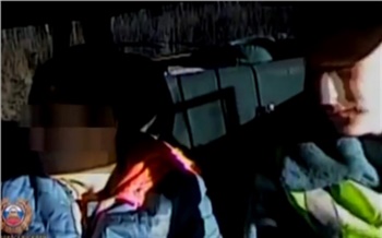 В Уяре пьяная автоледи с тремя детьми в машине въехала в бензоколонку и пыталась сбежать