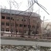 Заброшенную аварийную школу в Красноярске начали сносить (видео)