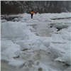 Река Кан вышла из берегов и перекрыла льдом дорогу 