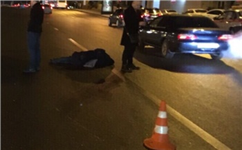 На опасной дороге в центре Красноярска пешеход-нарушитель попал под машину. Опытный водитель не смог предотвратить ДТП