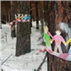 Красноярец решил спасти сосновый лес возле СФУ бумажными хороводами детей