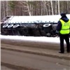 Дальнобойщик перевернул огромный грузовик на незнакомой трассе в Красноярском крае (видео)