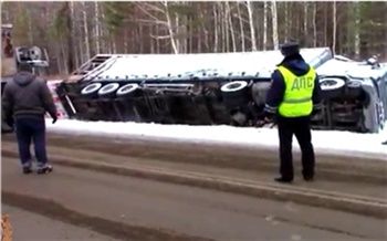 Дальнобойщик перевернул огромный грузовик на незнакомой трассе в Красноярском крае