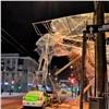 На машины в центре Красноярска рухнули строительные леса (фото, видео)