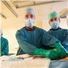 Красноярские хирурги провели эксклюзивную операцию: через прокол в руке поставили стент на сонной артерии пенсионера
