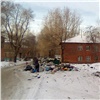 «Нет денег убирать за всеми»: коммунальщики объяснили появление свалки у музыкальной школы в Красноярске