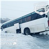 «Из-за свежего снега не разглядел дорогу»: автобус с вахтовиками провалился в кювет под Ачинском