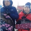 Молодая семья с котятами едва не замёрзла на трассе под Красноярском. Спасли гаишники (видео)