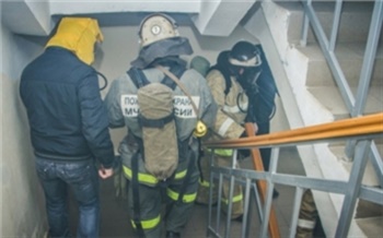 Красноярские пожарные не смогли проехать к горящему дому на Взлетке через запаркованный двор