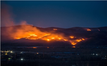 Жителей Абакана напугало огненное зарево на границе с Красноярским краем. Пожар никто не тушил