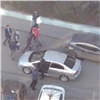 В Красноярске десять мужчин скрутили парня в розовой кофте и увезли в неизвестном направлении (видео)
