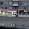На правобережье Красноярска пьяный водитель смял иномарку о фасад аптеки (видео)