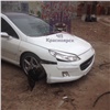 В Красноярске собаки оторвали бампер и перегрызли провода машины
