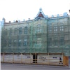 Покрашенный к Универсиаде фасад красноярского почтамта начали ремонтировать заново