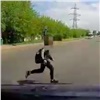 В Черемушках беспечный школьник выбежал на дорогу и попал под колеса иномарки (видео)