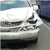 На Бограда пьяная автоледи врезалась в Volvo и повредила Toyota Land Cruiser (видео)