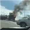 В Красноярске посреди моста загорелся автокран (видео)