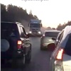 Под Красноярском водитель не позволял обгонять пробку по встречке и чуть не устроил ДТП с грузовиком (видео)