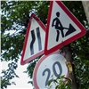 На трассе в Красноярском крае неизвестные выкопали 31 дорожный знак