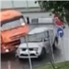 На Калинина пожилая женщина чуть не выпала из машины во время столкновения КамАЗа и Mitsubishi (видео)