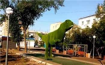 «Убогонько, но восхищению нет предела»: в Минусинске появился зелёный тиранозавр