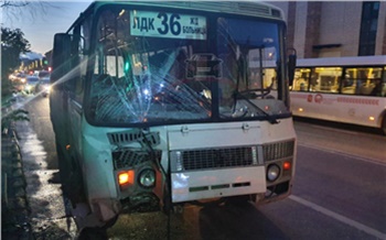 Автобус уронил столб на проспекте Мира и выбил им стекло в здании полиции