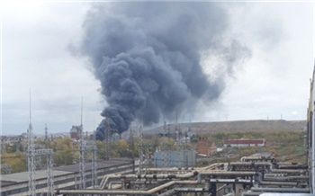 На правобережье Красноярска горит битум на асфальтобетонном заводе. Столб дыма виден всему городу