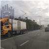 На Семафорной в Красноярске водитель большегруза одним ударом повредил две припаркованные фуры