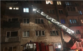 Из ночного пожара в красноярской пятиэтажке спасли 24 человек. Горели несколько квартир