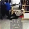 «К поручням надо веревками привязываться»: в красноярском автобусе после резкого торможения упала пассажирка (видео)
