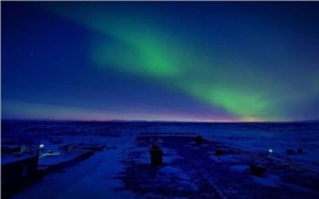 Жители Норильска радуются полярной ночи и выкладывают в сеть фото зеленоватого свечения неба